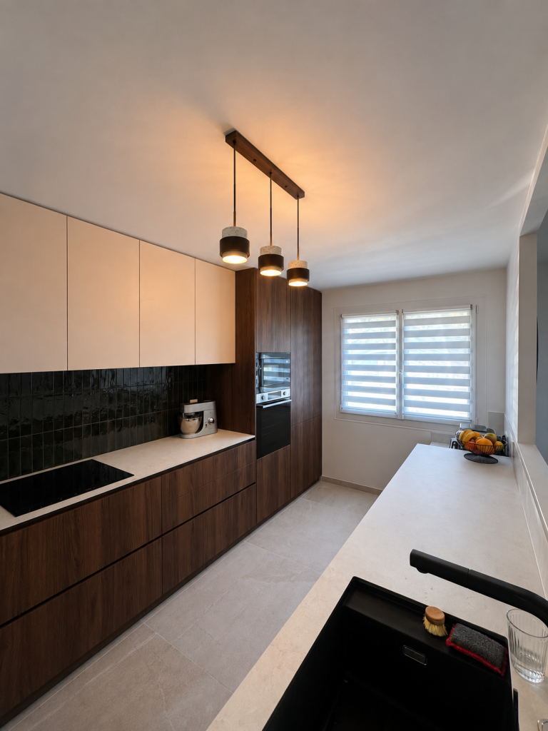 Cuisine contemporaine sur mesure en noyer, vue d'ensemble