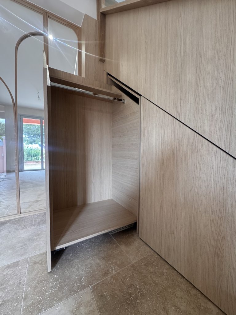 Rangements ouverts du meuble sous escalier, partie droite avec penderie