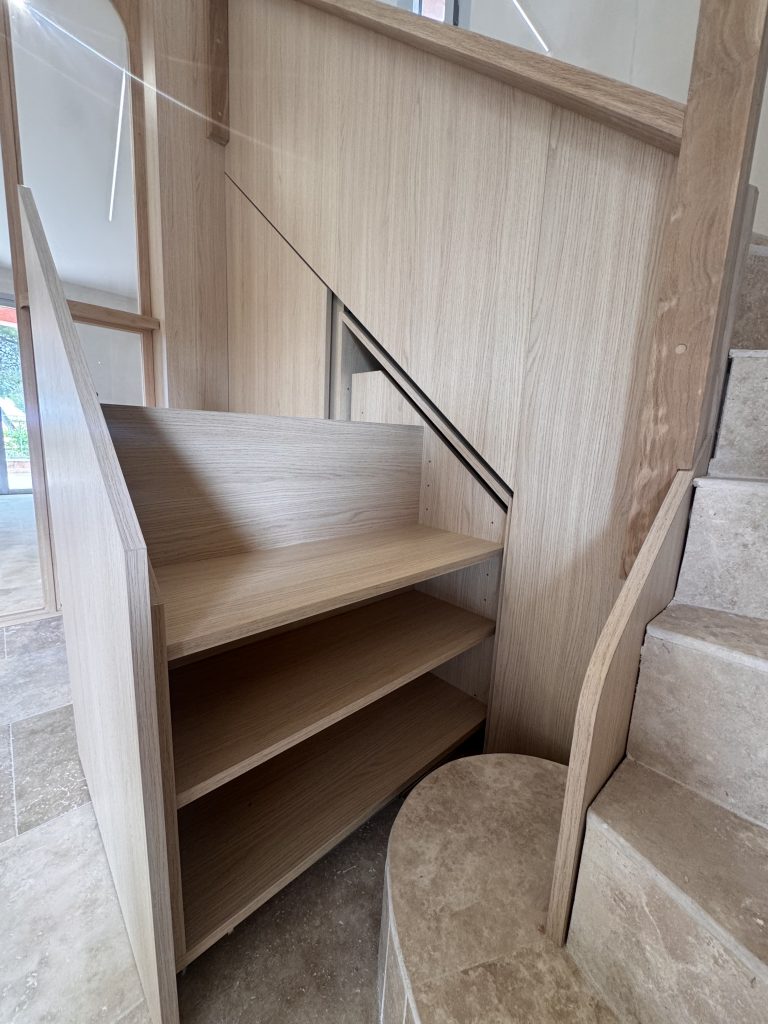 Rangements ouverts du meuble sous escalier, partie gauche