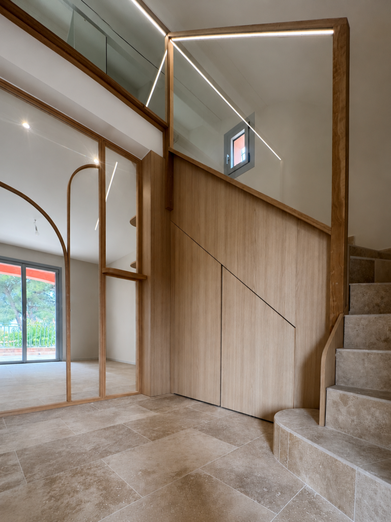 Meuble sous escalier sur mesure en chêne, vue d'ensemble