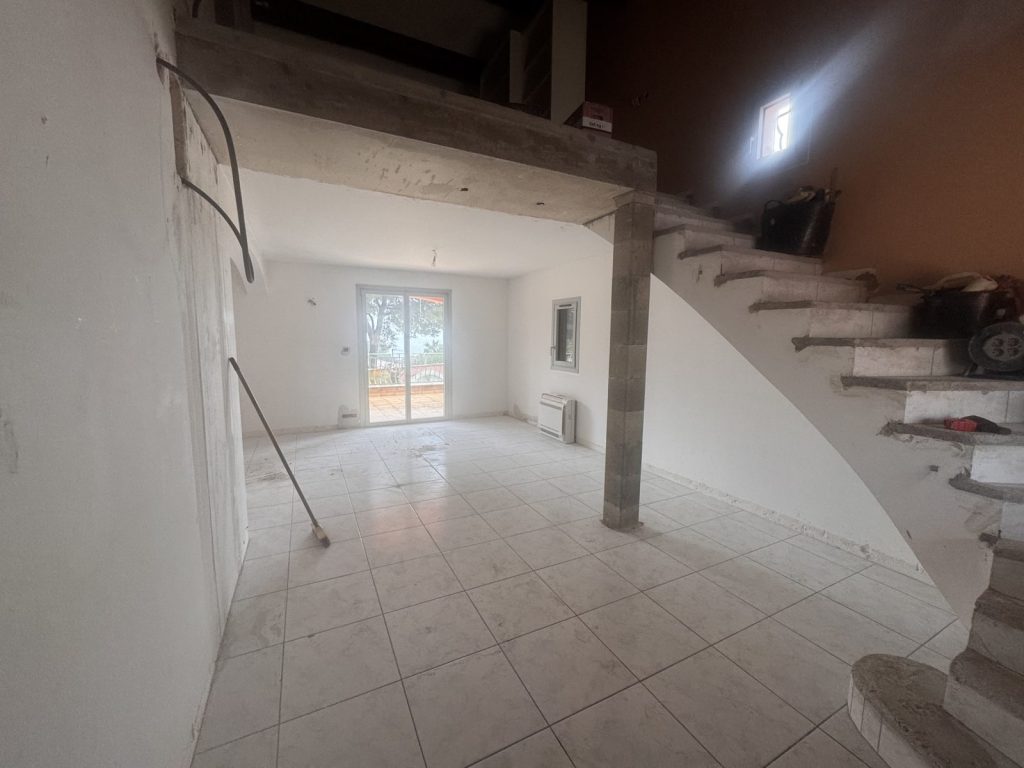 Séjour et escalier avant la création du meuble sous-escalier et de la verrière