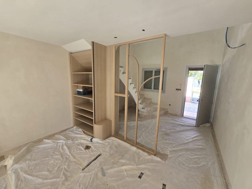 Installation du meuble de rangement sous-escalier et de la verrière en chêne