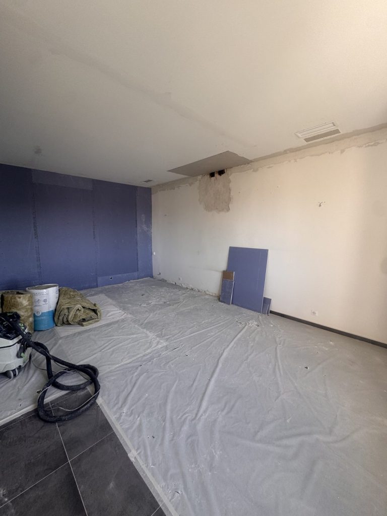 Mur du séjour avant la réalisation du meuble TV sur mesure