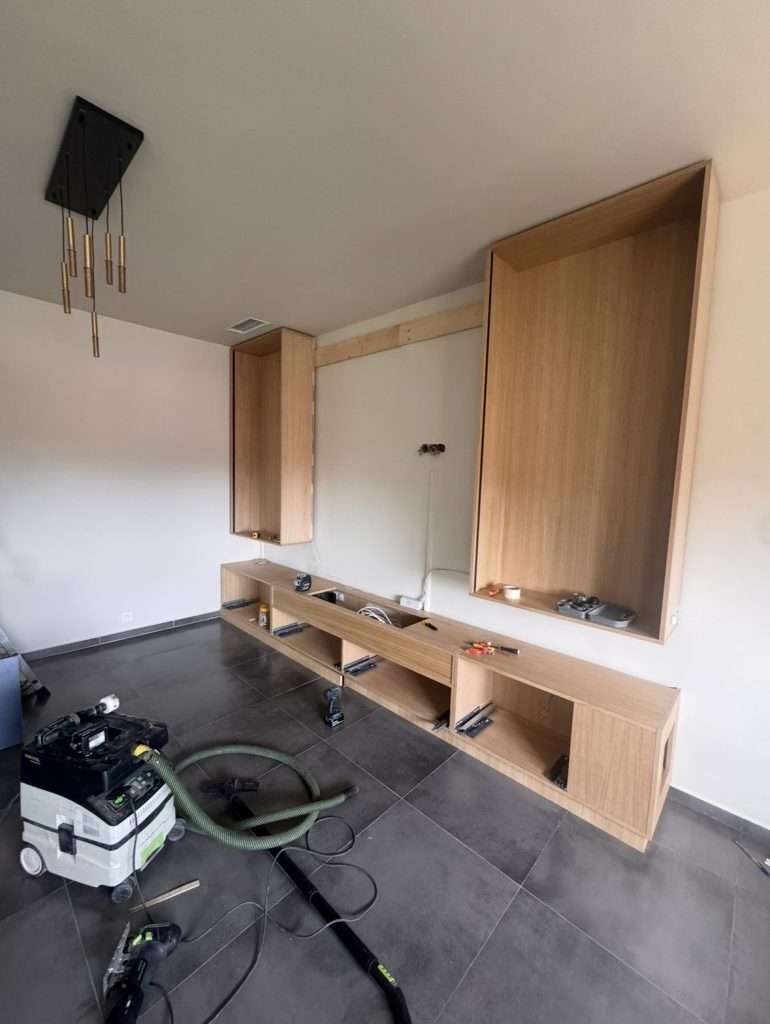 Installation des caissons du meuble TV sur mesure en bois
