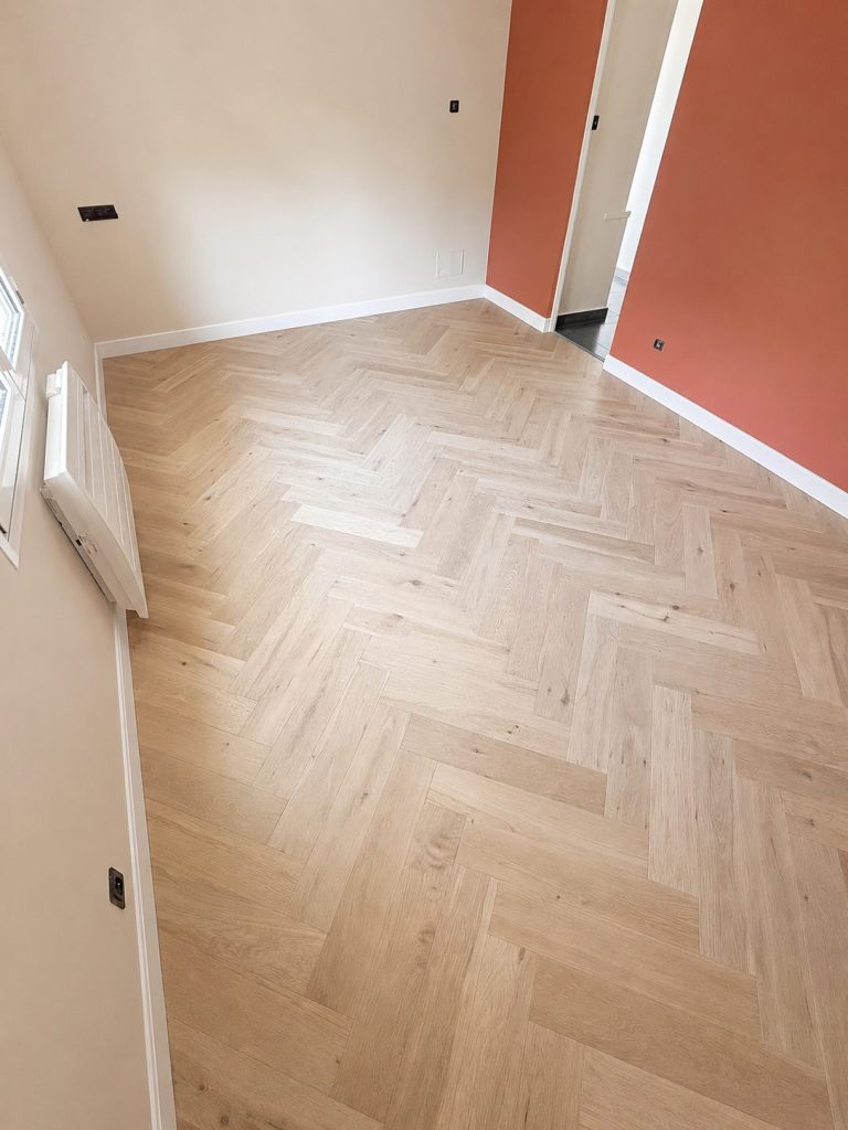 Chambre après la pose d'un parquet chevron en chêne clair