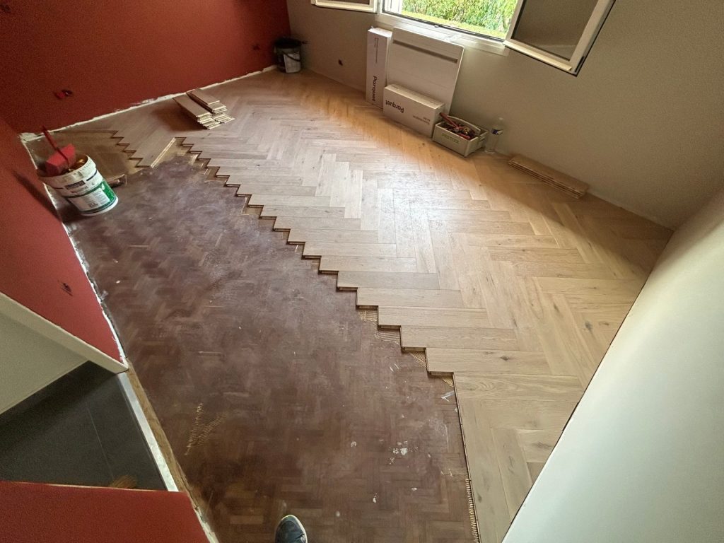 Pose d'un parquet contrecollé en chevron sur l'ancien revêtement